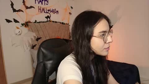 Snapshot of honey_buu chatting on October 13, 2025, 2:28 pm online show from October 13, 2025, 2:28 pm