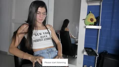 Snapshot of honey_darcy chatting on September 21, 2025, 4:25 am honey_darcy online show from September 21, 2025, 4:25 am