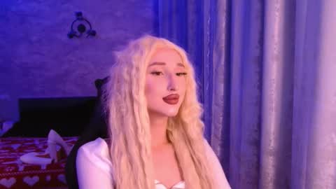 honey_sunset online show from December 22, 2025, 7:44 pm