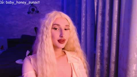 Snapshot of honey_sunset chatting on February 3, 2026, 8:14 pm honey_sunset online show from February 3, 2026, 8:14 pm