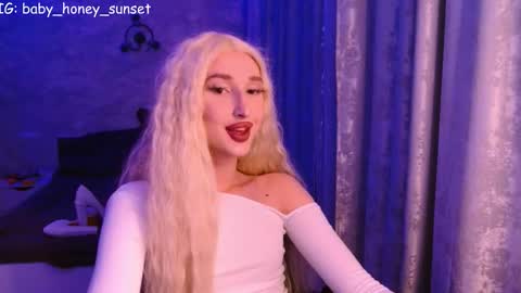 Snapshot of honey_sunset chatting on February 26, 2026, 7:35 pm honey_sunset online show from February 26, 2026, 7:35 pm