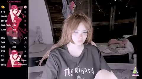 Honey Apple Alaska online show from December 14, 2025, 2:28 am