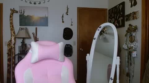 Snapshot of honeybeexo333 chatting on December 2, 2024, 6:54 pm Honey Bee online show from December 2, 2024, 6:54 pm