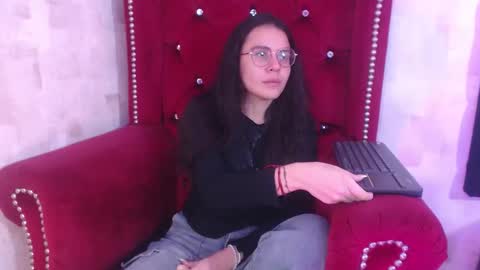 Snapshot of honeybuu_ chatting on November 19, 2025, 2:17 pm Emily online show from November 19, 2025, 2:17 pm