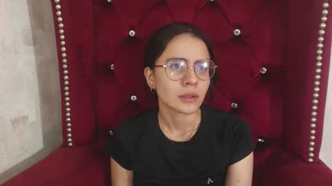 Snapshot of honeybuu_ chatting on November 23, 2025, 3:01 pm Emily online show from November 23, 2025, 3:01 pm