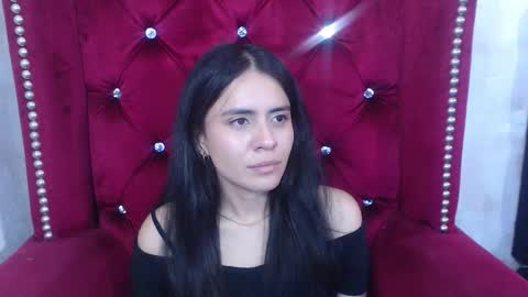 Snapshot of honeybuu_ chatting on November 26, 2025, 3:24 pm Emily online show from November 26, 2025, 3:24 pm