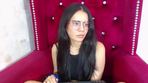 Snapshot of honeybuu_ chatting on December 5, 2025, 3:41 pm Emily online show from December 5, 2025, 3:41 pm