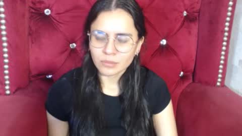 Snapshot of honeybuu_ chatting on December 17, 2025, 12:55 pm Emily online show from December 17, 2025, 12:55 pm