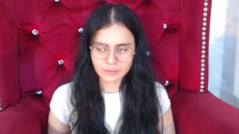 Snapshot of honeybuu_ chatting on December 22, 2025, 2:03 pm Emily online show from December 22, 2025, 2:03 pm