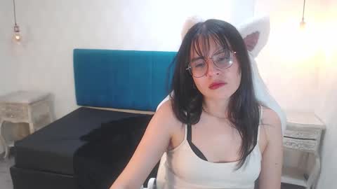 Snapshot of honeybuu_ chatting on January 8, 2026, 3:14 pm Emily online show from January 8, 2026, 3:14 pm