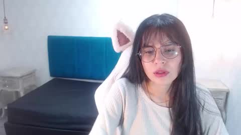 Snapshot of honeybuu_ chatting on January 19, 2026, 3:05 pm Emily online show from January 19, 2026, 3:05 pm