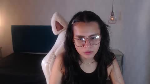 Snapshot of honeybuu_ chatting on February 2, 2026, 2:49 pm Emily online show from February 2, 2026, 2:49 pm