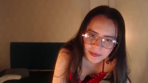 Snapshot of honeybuu_ chatting on February 15, 2026, 4:53 am Emily online show from February 15, 2026, 4:53 am