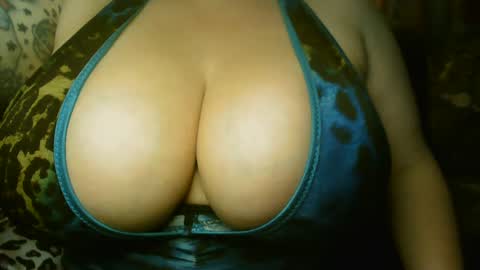 Snapshot of honeychambers chatting on September 12, 2025, 10:21 pm honeychambers online show from September 12, 2025, 10:21 pm