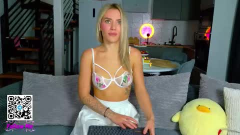 Snapshot of honeyjohansson_ chatting on September 14, 2025, 3:00 pm Alina online show from September 14, 2025, 3:00 pm