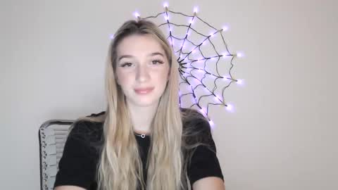 honeyveil online show from October 30, 2025, 1:23 pm