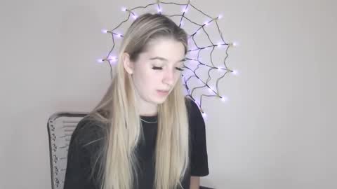 honeyveil online show from November 3, 2025, 11:22 am