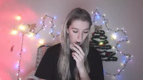 Snapshot of honeyveil chatting on December 20, 2025, 10:22 am honeyveil online show from December 20, 2025, 10:22 am