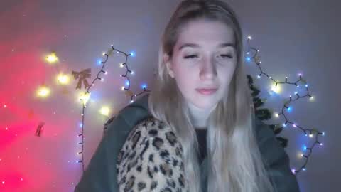 Snapshot of honeyveil chatting on December 23, 2025, 10:24 am honeyveil online show from December 23, 2025, 10:24 am