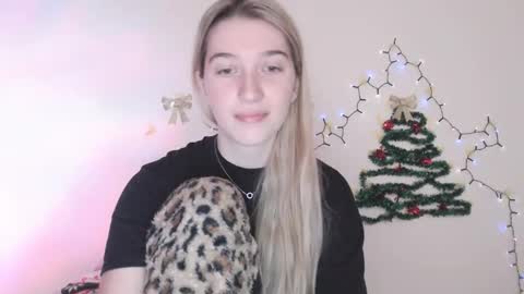 Snapshot of honeyveil chatting on January 13, 2026, 12:43 pm honeyveil online show from January 13, 2026, 12:43 pm