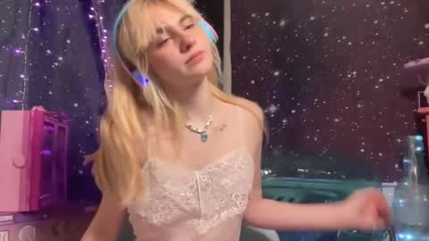 Emi Rose online show from January 16, 2025, 8:22 am