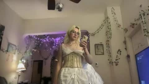 Snapshot of honeyxlimbed chatting on November 18, 2025, 4:39 am Emi Rose online show from November 18, 2025, 4:39 am