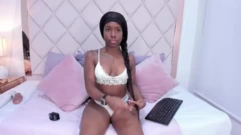 Snapshot of honeyy_cherry chatting on February 10, 2026, 12:20 pm Honeyy online show from February 10, 2026, 12:20 pm