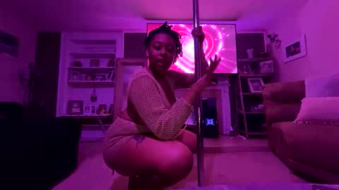 Snapshot of honeyybunnlover chatting on October 21, 2025, 2:12 am Honey online show from October 21, 2025, 2:12 am