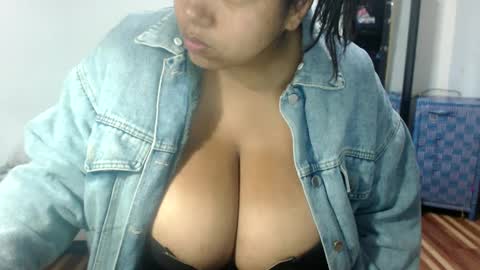 Snapshot of hornyboobs18 chatting on December 21, 2024, 8:39 am karen online show from December 21, 2024, 8:39 am