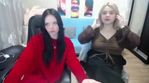 Lola and Lana online show from December 21, 2025, 6:48 pm