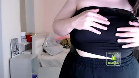 Snapshot of hot_and_pretty chatting on February 10, 2026, 5:17 pm Lila online show from February 10, 2026, 5:17 pm