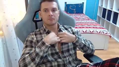 Snapshot of hot_cap_77 chatting on December 17, 2025, 5:30 pm hot_cap_77 online show from December 17, 2025, 5:30 pm