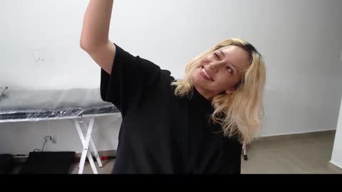 Mia online show from March 3, 2025, 3:53 pm