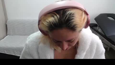 Mia online show from March 10, 2025, 7:07 pm