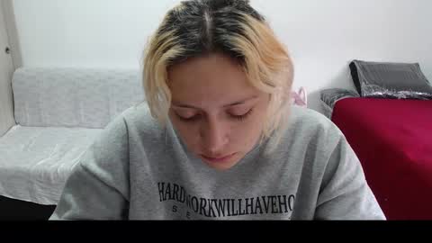 Mia online show from March 12, 2025, 12:47 pm