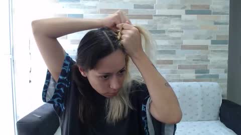 Mia online show from October 5, 2025, 1:09 pm