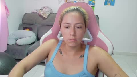 Snapshot of hot_mommymia chatting on April 1, 2026, 5:21 pm Mia online show from April 1, 2026, 5:21 pm
