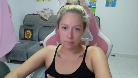 Snapshot of hot_mommymia chatting on April 6, 2026, 11:16 pm Mia online show from April 6, 2026, 11:16 pm