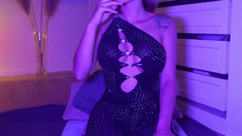 Snapshot of hotbella_ chatting on September 12, 2025, 4:07 pm Bella online show from September 12, 2025, 4:07 pm