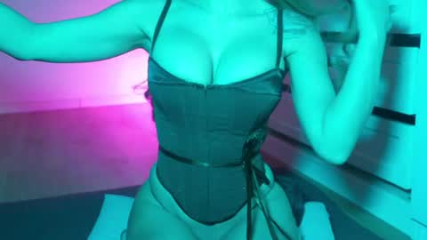 Snapshot of hotbella_ chatting on April 4, 2026, 9:45 pm Bella online show from April 4, 2026, 9:45 pm