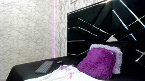 hottie_mia_ online show from December 20, 2025, 7:21 pm