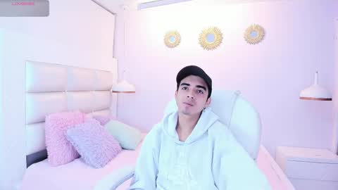 hottiie_guy online show from November 8, 2025, 6:18 pm