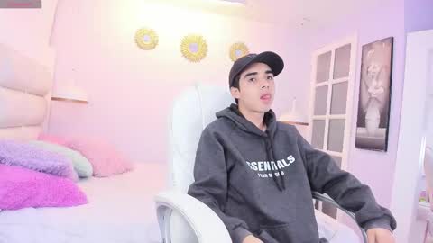 hottiie_guy online show from November 12, 2025, 12:16 pm