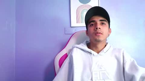 hottiie_guy online show from November 17, 2025, 5:52 pm
