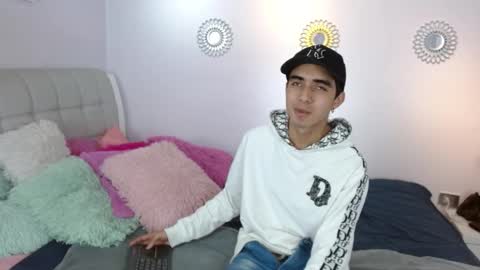 hottiie_guy online show from November 28, 2025, 6:10 pm