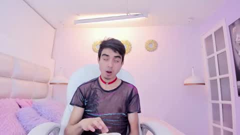 hottiie_guy online show from December 5, 2025, 7:10 pm
