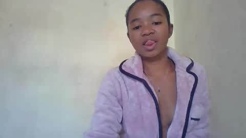 Snapshot of hotvanessa98 chatting on May 17, 2026, 12:56 pm hotvanessa98 online show from May 17, 2026, 12:56 pm