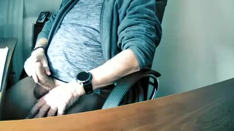 Snapshot of hpeter111 chatting on December 21, 2025, 10:39 pm Peter online show from December 21, 2025, 10:39 pm