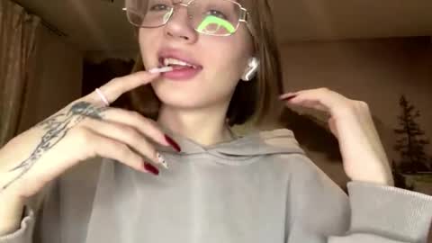 hsiuscherich online show from December 21, 2025, 2:24 pm