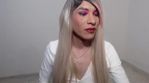 Snapshot of hugedaneska chatting on December 22, 2025, 5:15 am Danezka online show from December 22, 2025, 5:15 am